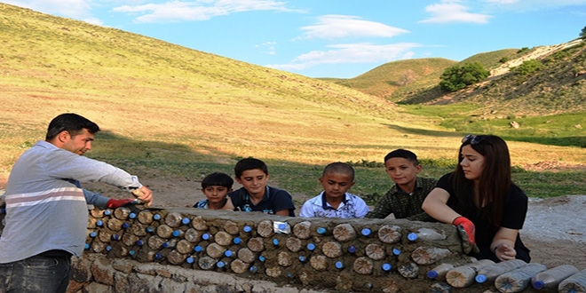Fedakar öğretmenler pet şişe ile okul duvarı yaptı