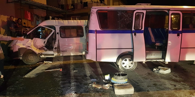 Alaşehir'de işçi minibüsünün freni patladı: 13 yaralı