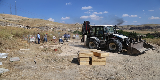Ata yadigarından sonra türbe ve mezarlar da taşınıyor