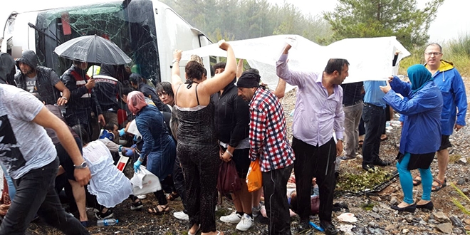Antalya'da yolcu otobs devrildi: 20 yaral