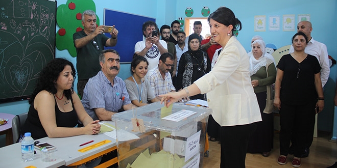 HDP Eş Genel Başkanı Buldan, oyunu kullandı