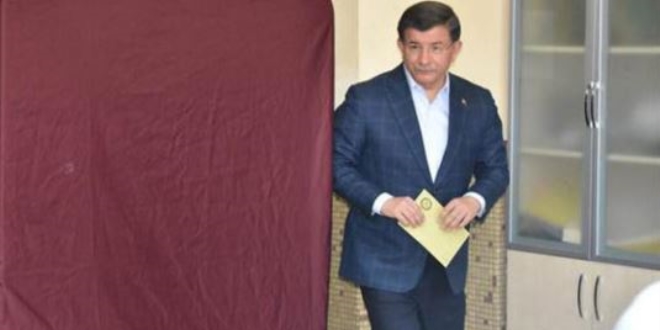 Eski başbakan Ahmet Davutoğlu, oyunu kullandı