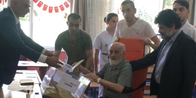 Akit'in sahibi ambulansla oy kullanmaya gitti