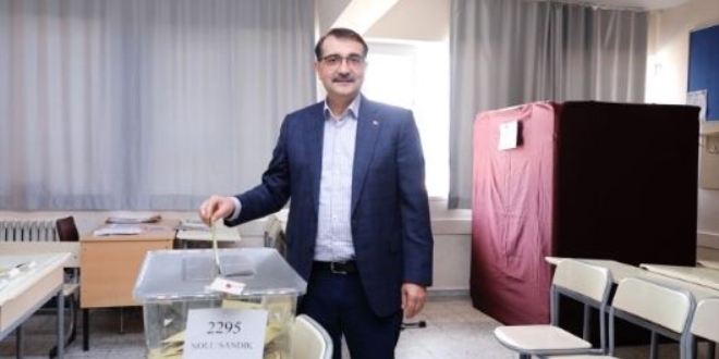 Bakan Dönmez, oyunu Üsküdar'da kullandı