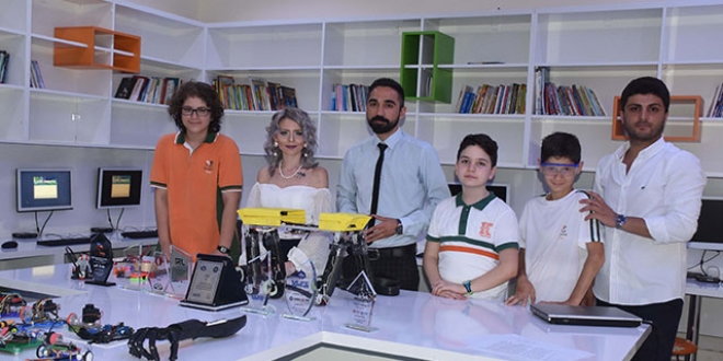 Yürüyen robot makine ile jüri özel ödülü aldılar