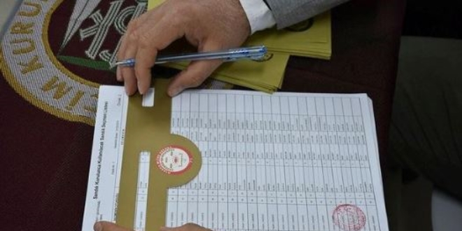 Son dakikada oy kullanmak için koşarak geldiler