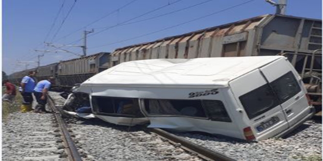 Mersin'de yük treni servis minibüsüne çarptı: 1 ölü, 8 yaralı