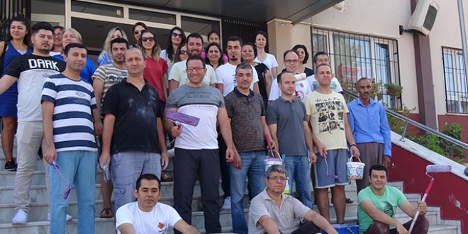 Bu okulu her yıl öğretmenler boyuyor