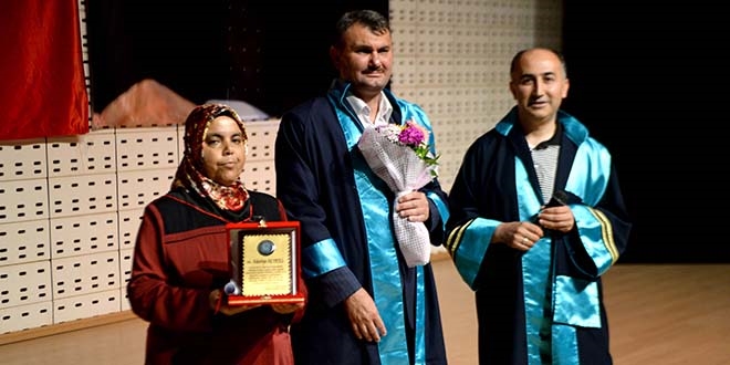Engelleri aştı diplomayı aldı