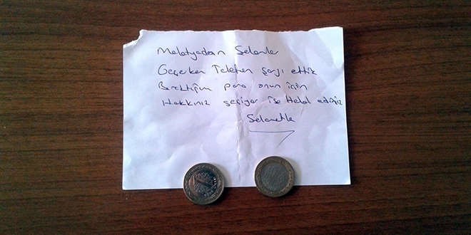 Camide şarj ettiği telefon için 2 TL bıraktı