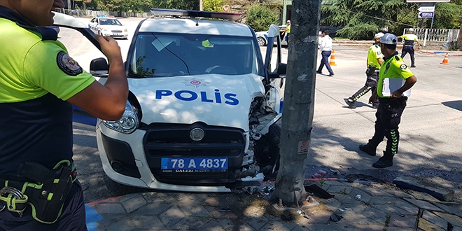 Polis otosu ile otomobil arpt: Biri polis 2 yaral