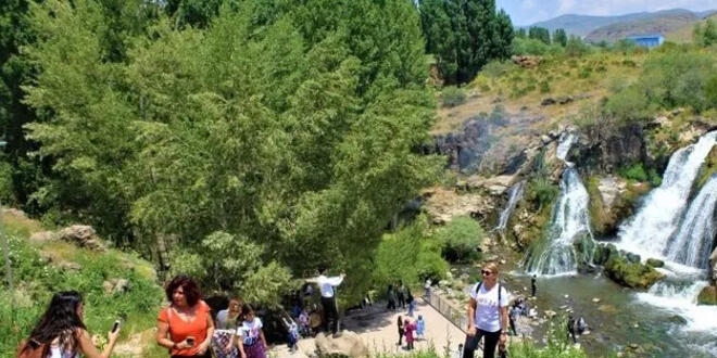 Muradiye Şelalesi'ne ziyaretçi yoğunluğu