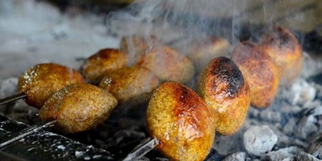 Mangalda pişiriliyor... Lezzet severlerin ilgisini çekiyor