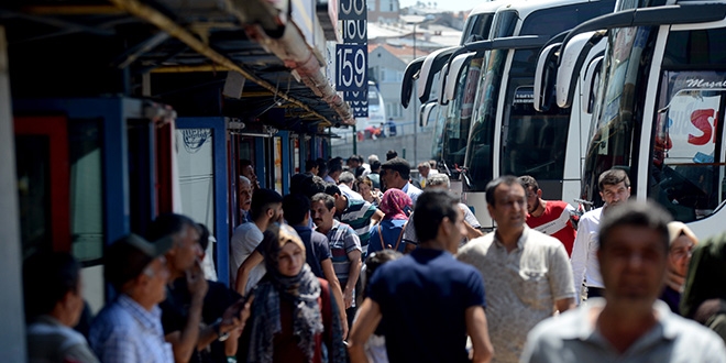 Otogarda gidiş yoğunluğu devam ediyor