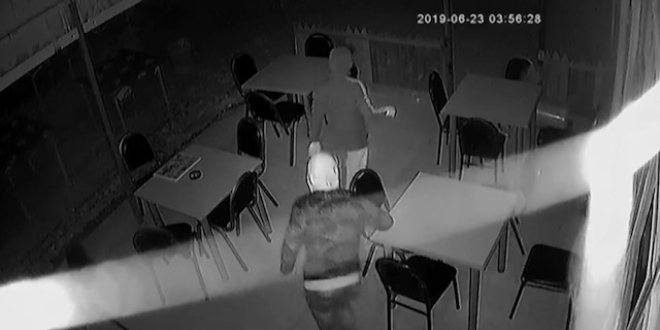 Para bulamayınca sucuk ve veresiye defterini çaldılar