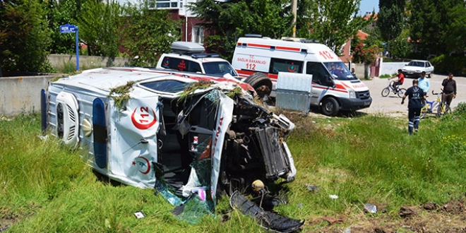 Ankara'da ambulans ile otomobil arpt: 6 yaral