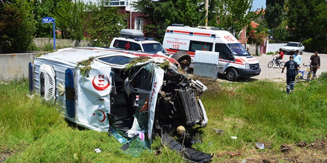 Ankara'da ambulans ile otomobil çarpıştı: 6 yaralı