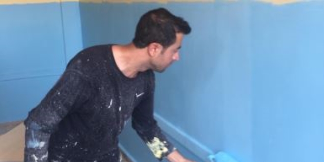 Öğretmenler okulları boyadı
