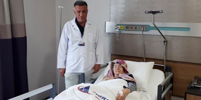 Doktoruyla konuarak beyin ameliyat oldu