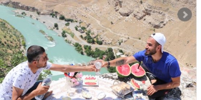 Uçurumun kenarında 'tehlikeli' kahvaltı