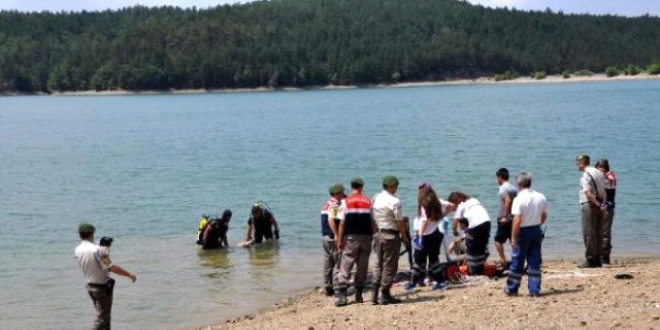 Lise rencisi serinlemek iin girdii glette bouldu