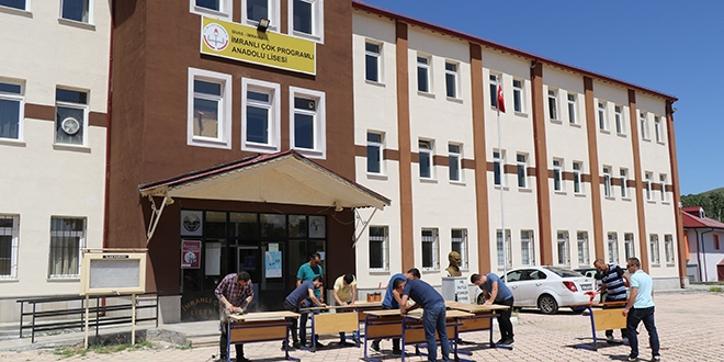 Öğretmenler, eskiyen okul sıralarını tamir etti