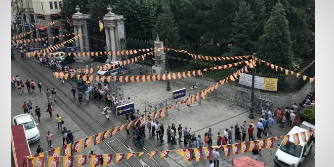 Galatasaray İlkokulu için binlerce öğrenci kuyruğa girdi