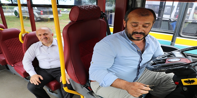 Belediye başkanı makamına minibüsle gidip geliyor