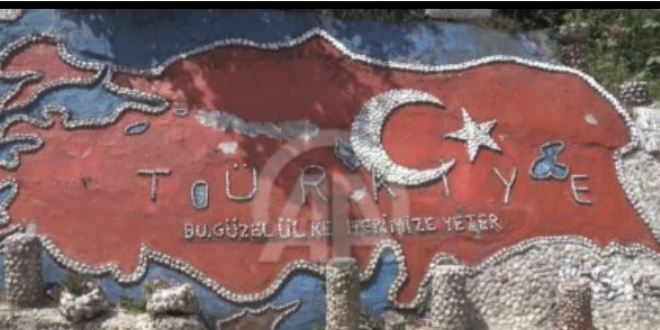 Emekli imam yaşadığı sokağı taşlarla süsledi