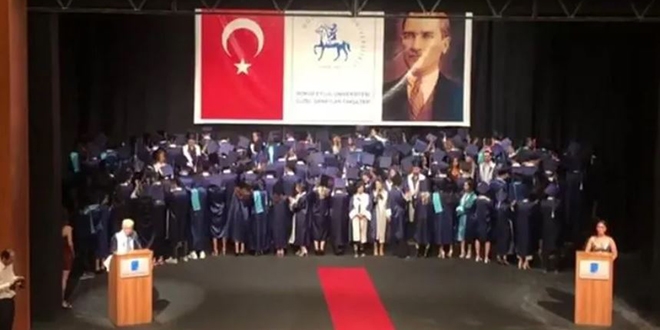 Öğrenciler, kürsüye gelen dekana sırtlarını döndü