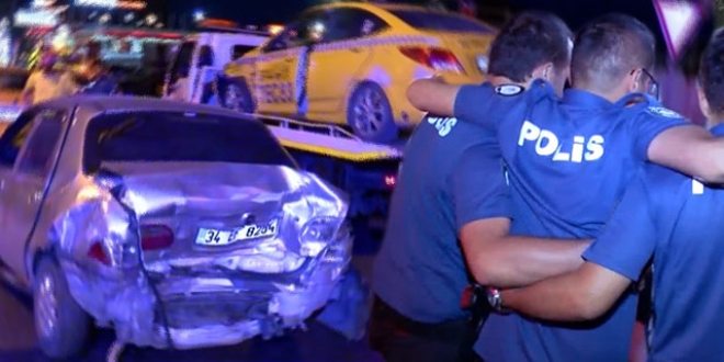 Kazaya mdahale eden polislere otomobil arpt: 8 yaral