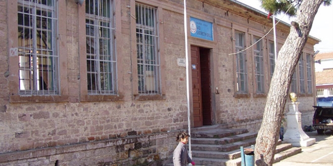 Ayvalık'taki tarihi 2 okulu kapanıyor