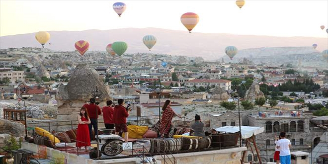 Kapadokya'da balonlar 'dekor' teraslar 'stdyo' oldu