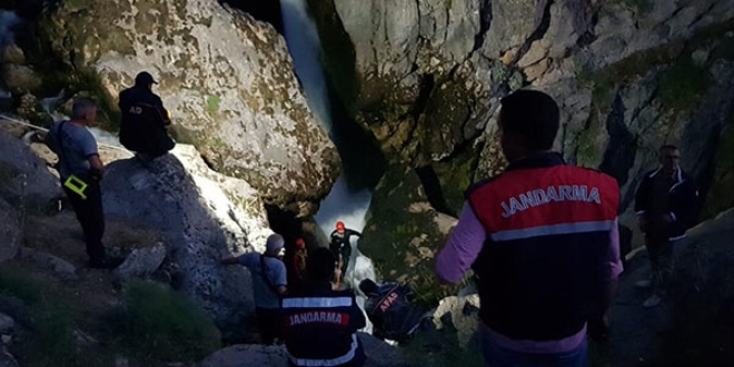 Selfie eken gen kayalklardan yuvarland