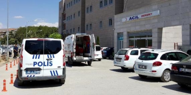 Asansörde sıkışan Afgan çocuk hayatını kaybetti