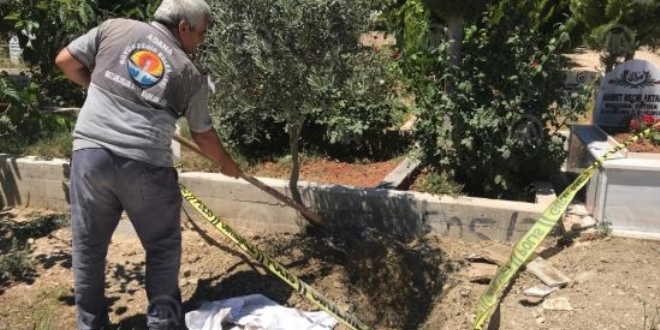 Mezarlıkta izinsiz defin şüphesiyle kazılan alandan boş kefen çıktı
