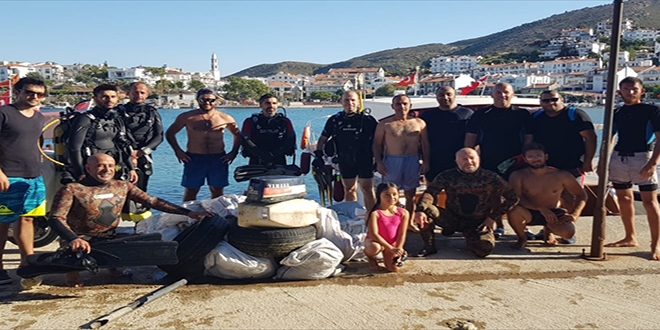 Deniz dibinden 2 saatte 2 ton atık çıkarıldı