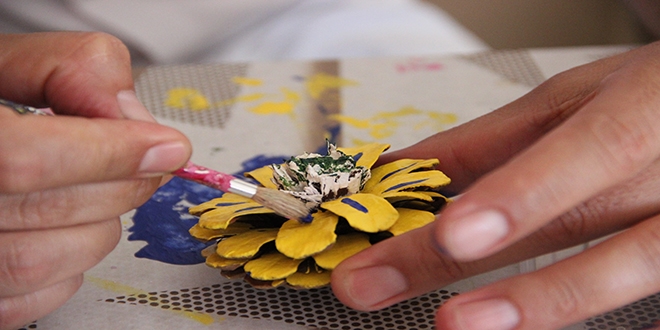 Kozalaklar retmenlerin ellerinde sanata dnyor