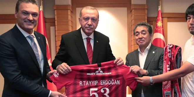 Cumhurbakan Erdoan'a forma hediye edildi