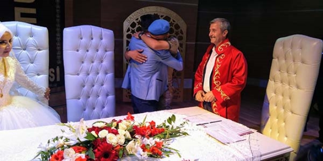 Nikah masasında damada asker kardeş sürprizi