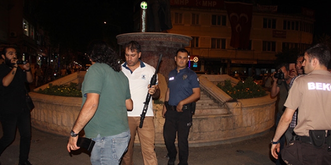 Amcasıyla barışmak için ortalığı birbirine kattı