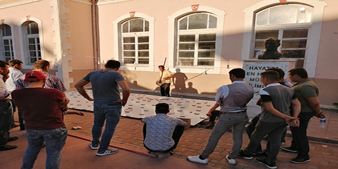 Okul bahçesini festivalde açık kumarhaneye çevirdiler