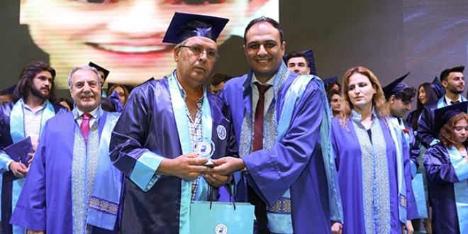 55 yaşında güvenlik görevlisi olduğu üniversiteden mezun oldu