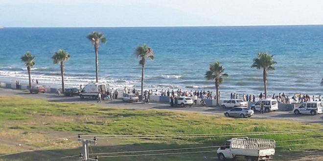 Denize giren 2 kardeşten biri boğuldu