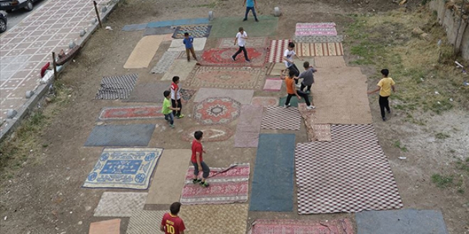 Halı kilim sererek top oynayan minikler için halı saha yapımına başlandı