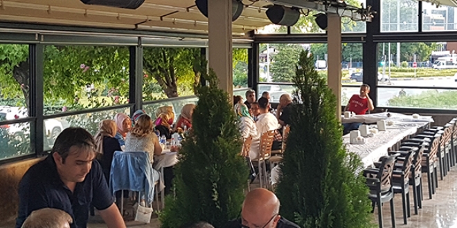 Lokantada yangın çıktı, onlar yemeklerine devam etti