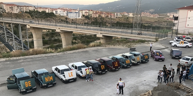 Evlilik teklifini motor kaputuna yazdırdı