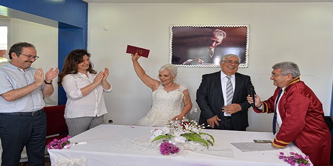 Gelinlik ve damatlık hayalleri 43 yıl sonra gerçek oldu