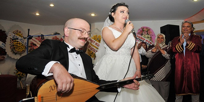 Damat saz çaldı, gelin türkü söyledi