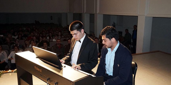 Otizmli Alper mzikteki yeteneiyle dikkati ekiyor